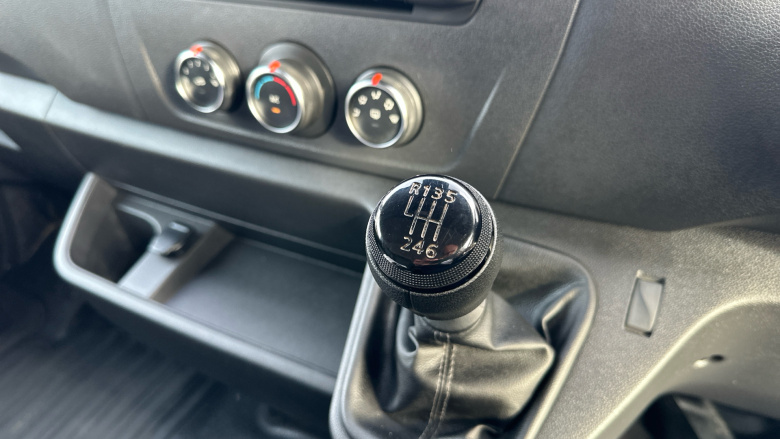 Renault Master Mwb Diesel Fwd MM35 Blue dCi 135 Advance Medium Roof Van